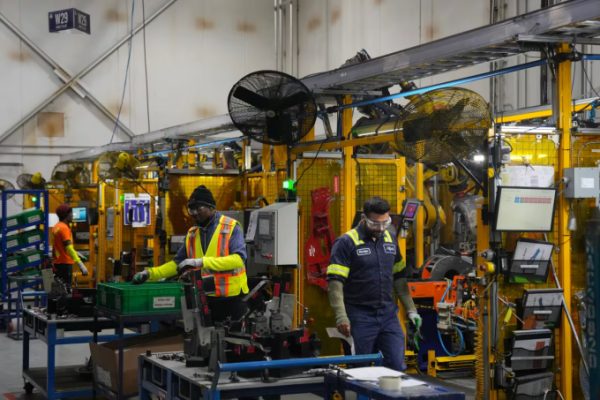 Canada: Thất nghiệp tăng mạnh, mất 66.000 việc làm tháng 8