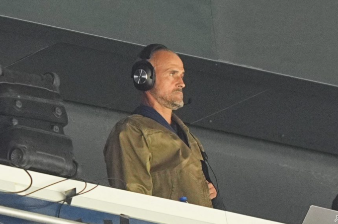 HLV Luis Enrique theo dõi từ khán đài, trận PSG thắng Lens 2-0 ở vòng bốn Ligue 1 tại Parc des Princes, Paris, Pháp ngày 13/9. Ảnh: Icon Sport