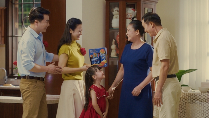 Nhiều người trẻ chọn thực phẩm dinh dưỡng để chăm sóc sức khỏe cha mẹ. Ảnh: Minh Anh