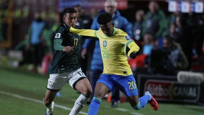Estavao của Brazil tranh bóng với cầu thủ bên phía Bolivia trong trận thua 0-1 sáng 10/9. Ảnh: AP