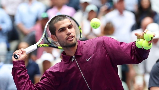 Alcaraz tặng bóng cho khán giả sau trận gặp Lehecka, ở tứ kết Mỹ Mở rộng, trên sân Arthur Ashe, New York hôm 2/9. Ảnh: Reuters