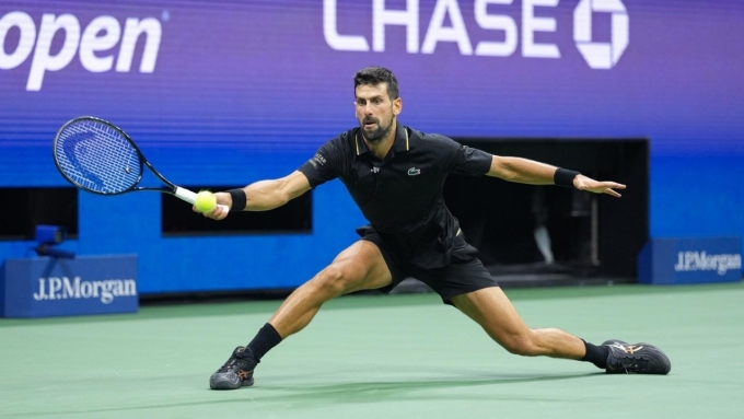 Djokovic cứu bóng ở tứ kết Mỹ Mở rộng với Taylor Fritz, trên sân Arthur Ashe, New York hôm 2/9. Ảnh: Reuters
