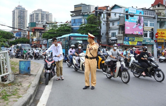 Nam sinh đi xe máy điện không đội mũ bị Đội CSGT số 3 xử lý. Ảnh: Việt An