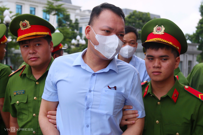 Ông Trần Viết Cương, cựu Giám đốc Ban quản lý dự án Tuyên Quang bị áp giải vào phiên tòa. Ảnh: Phạm Dự