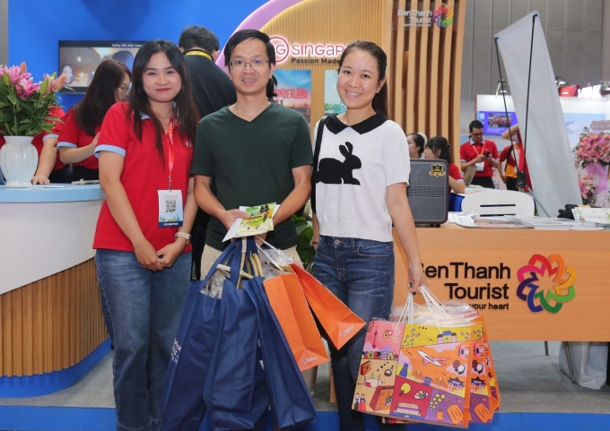 Khách mua tour nhận thêm quà tặng chất lượng của BenThanh Tourist và Tổng cục Du lịch các nước. Ảnh: BenThanh Tourist