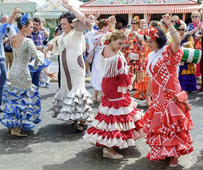Người dân và du khách tham gia nhảy flamenco trên đường phố trong một lễ hội tại Sevilla, Tây Ban Nha năm 2024. Ảnh: Lorian new alisa