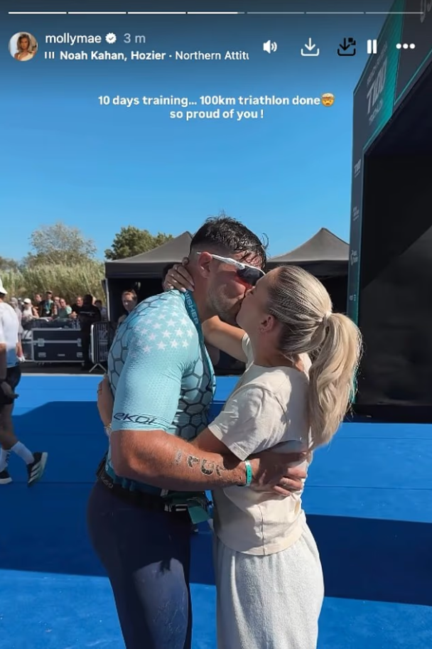 Molly-Mae đăng ảnh với thông điệp tự hào vì Tommy Fury hoàn thành giải triathlon dù chỉ tập luyện 10 ngày.