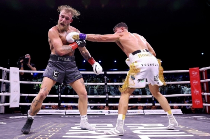 Tommy Fury trong một đòn thọc trúng mặt Jake Paul trong trận quyền Anh hạng nặng tại Saudi Arabia ngày 26/2/2023. Ảnh: AFP