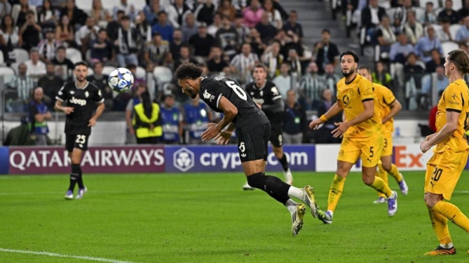 Kelly đánh đầu gỡ hòa trong trận Juventus 4-4 Dortmund tối 16/9. Ảnh: Gazzetta