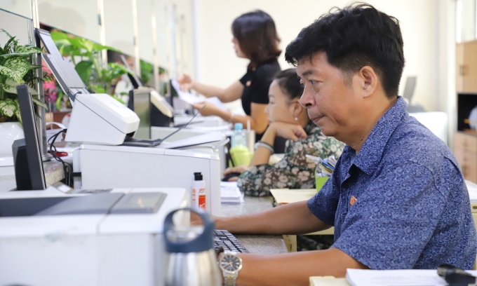 Công chức Hoách Văn Duyên, có chuyên môn lĩnh vực kinh tế, công thương được điều động từ quận Gò Vấp (cũ) về nhưng được phân công tiếp nhận hồ sơ ở Trung tâm phục vụ hành chính công phường Gò Vấp. Ảnh: Lê Tuyết