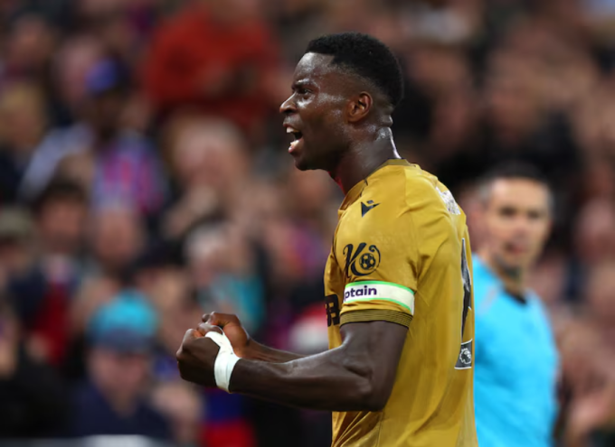 Marc Guehi ăn mừng trong trận Crystal Palace thắng Aston Villa 3-0 ở vòng ba Ngoại hạng Anh trên sân Villa Park, Birmingham, Anh ngày 31/8/2025. Ảnh: Reuters