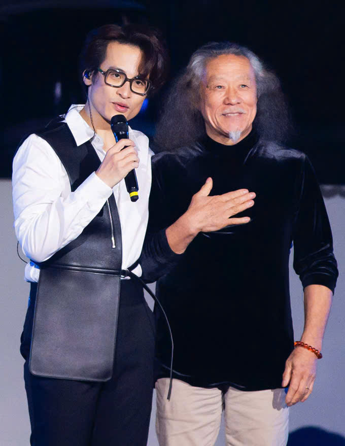 Hà Anh Tuấn và nhạc sĩ Kitaro (phải). Ảnh:Viet Vision