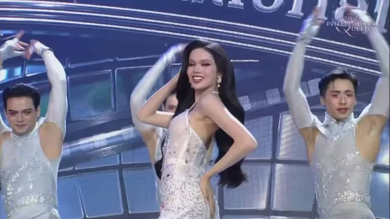 Hà Tâm Như trong phần mở đầu chung kết Hoa hậu Chuyển giới Quốc tế