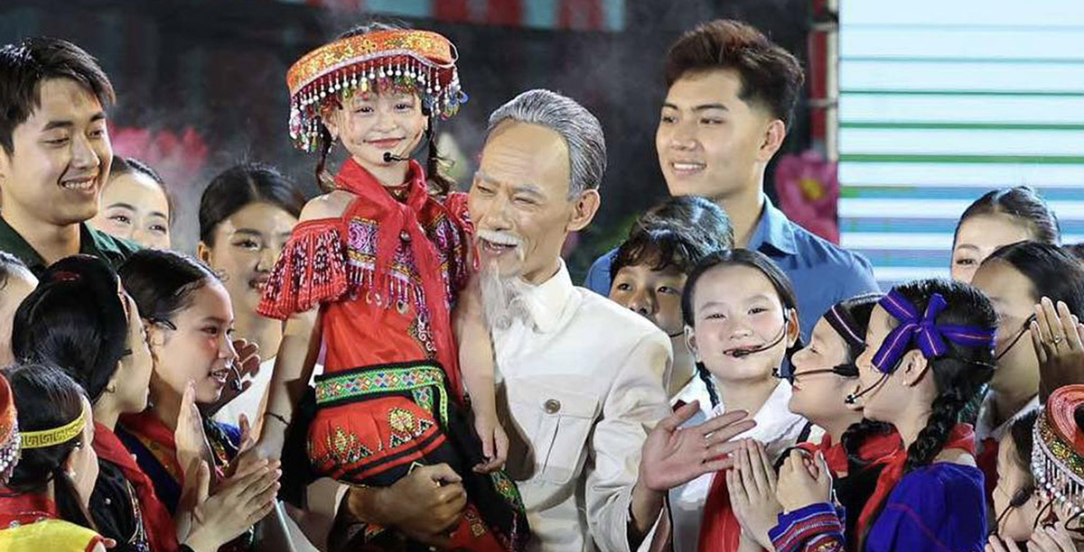 Hà Thủy Tiên trong chương trình "Người là Hồ Chí Minh"