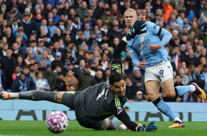 Cú đặt lòng của Haaland nâng tỷ số lên 3-0. Ảnh: Reuters