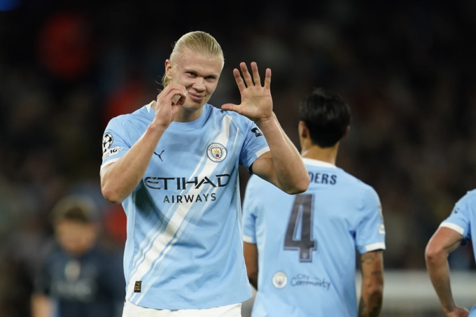 Erling Haaland giơ dấu 50, ám chỉ chạm mốc 50 bàn tại Champions League. Ảnh: AP