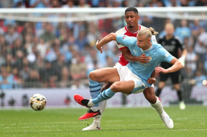 William Saliba kèm Erling Haaland trong trận tranh Siêu Cup Anh giữa Arsenal và Man City trên sân Wembley, London, Anh ngày 6/8/2023. Ảnh: AFP
