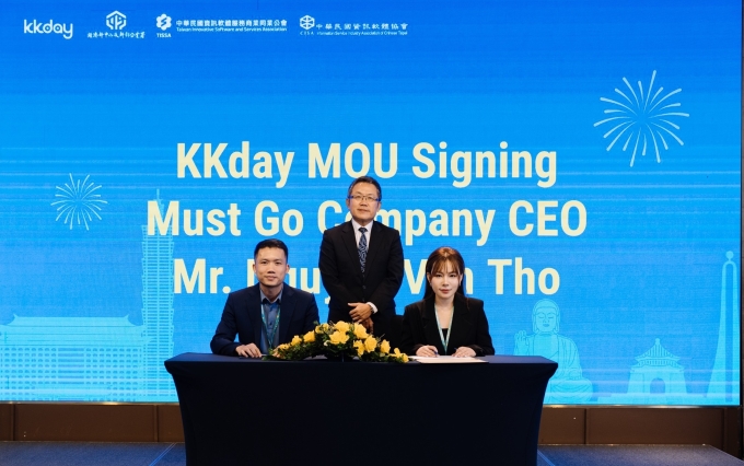 Đại diện Mustgo (trái) và KKday (phải) ký kết Biên bản Ghi nhớ. Ảnh: KKday