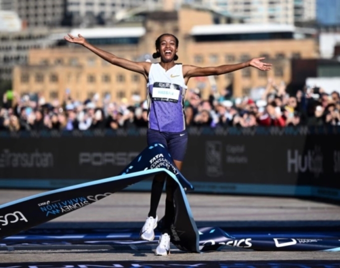 Sifan Hassan về nhất Sydney Marathon 2025 ngày 31/8. Ảnh: EPA