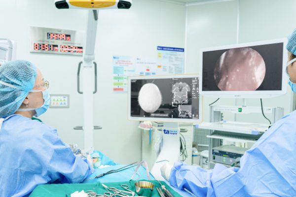 Mổ xoang AI so với nội soi: Điểm khác biệt cần biết