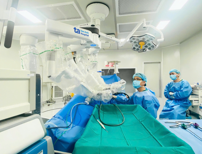 Robot Da Vinci Xi hỗ trợ bác sĩ phẫu thuật lấy khối u bà Tân. Ảnh: Bệnh viện Đa khoa Tâm Anh