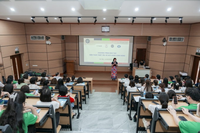Doanh nghiệp triển khai chương trình đào tạo về sức khỏe cộng đồng cho đội ngũ tư vấn viên. Ảnh: Huệ Ngọc