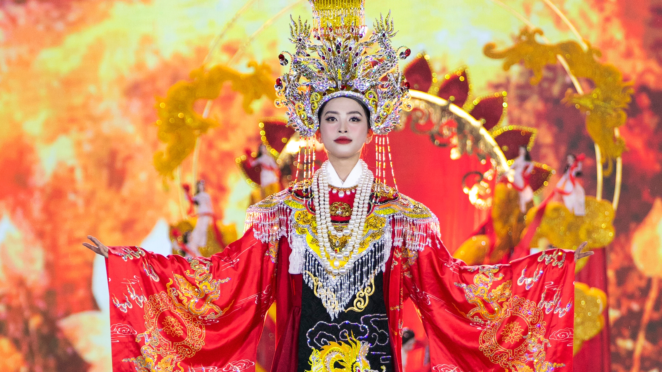 Hoa hậu Lê Hoàng Phương, Tiểu Vy, Quế Anh trình diễn trang phục văn hóa dân tộc