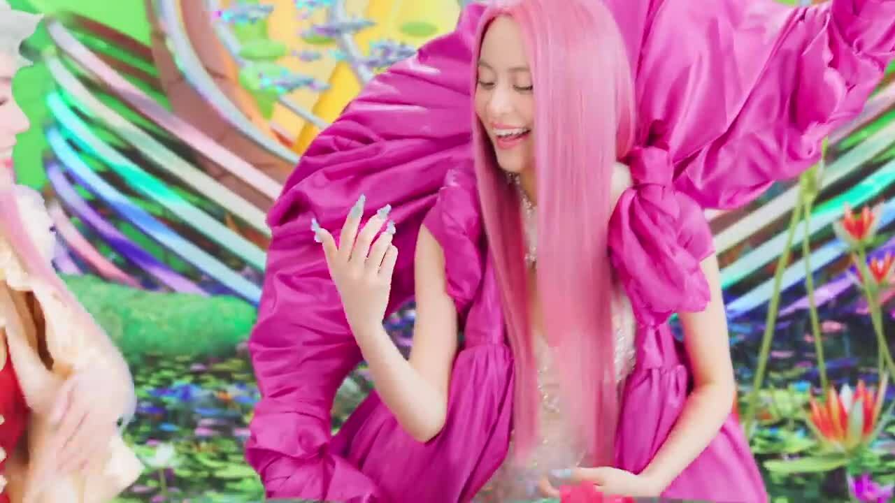 Hoàng Thùy Linh - trích MV "See tình"