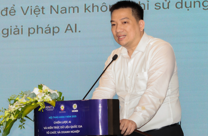 Viện trưởng Viện Công nghệ số và Chuyển đổi số Quốc gia Hồ Đức Thắng phát biểu tại hội nghị về Chiến lược AI và Kiến trúc dữ liệu. Ảnh: Hoàng Anh