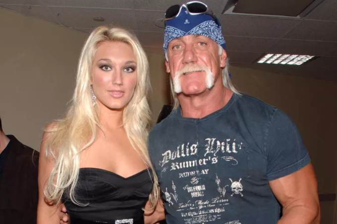 Hulk Hogan (phải) và con gái Brooke Hogan năm 2006. Ảnh: WireImage