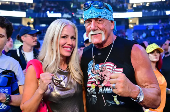 Hulk Hogan và người vợ thứ ba Sky Daily theo dõi trận quyền Anh giữa Jake Paul và Mike Perry tại Tampa, Florida, Mỹ ngày 20/7/2024. Ảnh: People