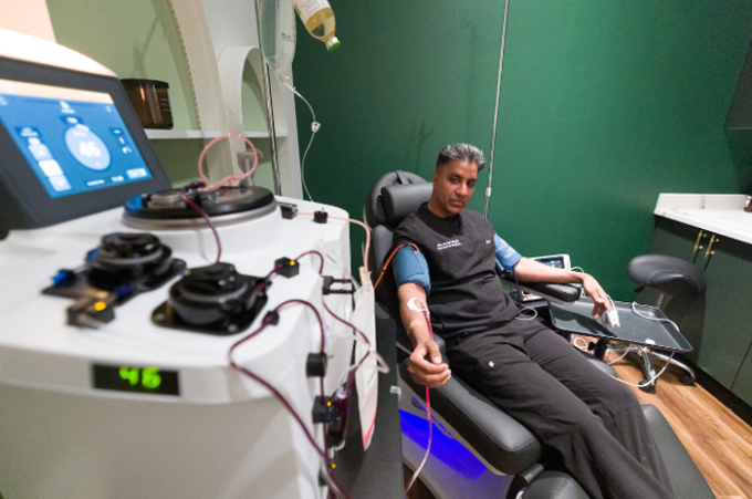 Aesura Health client pay $8,000 per session, or $28,000 for four plasma exchange sessions, to try and slow down the aging process. Steve Hockstein | For NJ Advance . Khách hàng của Aesura Health chi 8.000 USD cho một lần điều trị
