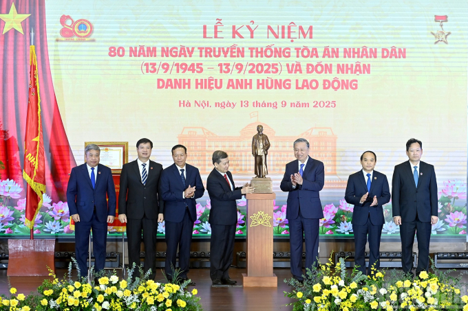 Tổng Bí thư Tô Lâm trao bức tượng Chủ tịch Hồ Chí Minh, tặng Tòa án nhân dân tối cao. Ảnh: Nhân Dân