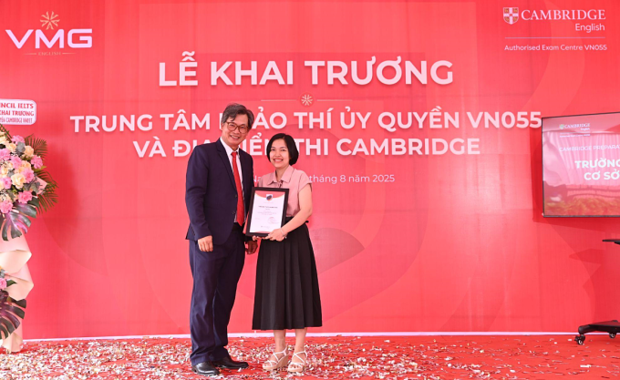 Ông Nguyễn Quốc Khánh trao chứng nhận cho các Prep Centers - các trung tâm là đối tác của VN055. Ảnh: VMG