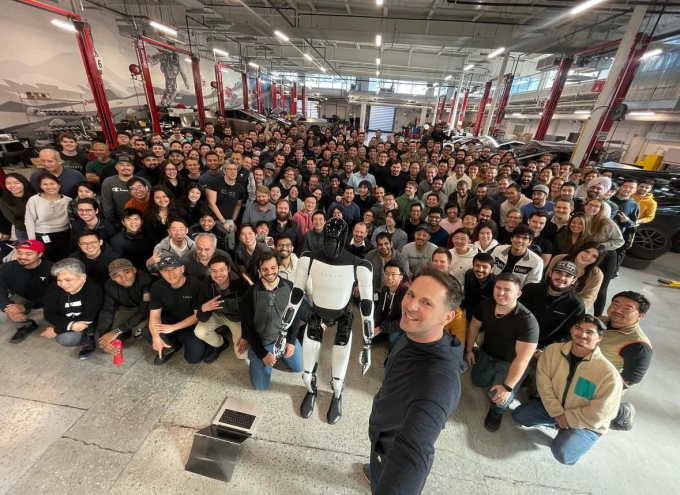 Milan Kovac và nhóm phát triển Optimus. Ảnh: X/Milan Kovac