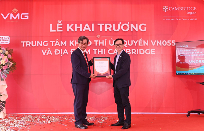 Đại diện Cambridge English (bên phải) trao chứng nhận trung tâm khảo thí VN055 cho VMG English. Ảnh: VMG