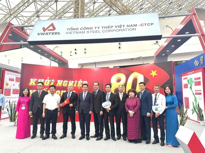 Lãnh đạo Bộ Công thương cùng đại diện cơ quan báo chí ngành Công Thương đến thăm quan và chụp ảnh lưu niệm tại khu vực trưng bày của VNStell. Ảnh: Thép Miền Nam
