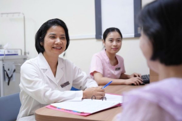 Viêm gan C ở mẹ bầu: Có lây cho con không?