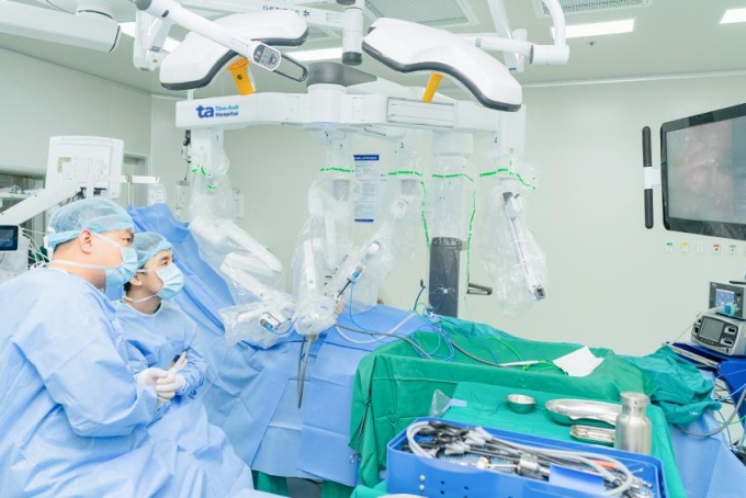 Bác sĩ phẫu thuật lấy u với sự hỗ trợ của robot Da Vinci Xi. Ảnh: Thanh Luận
