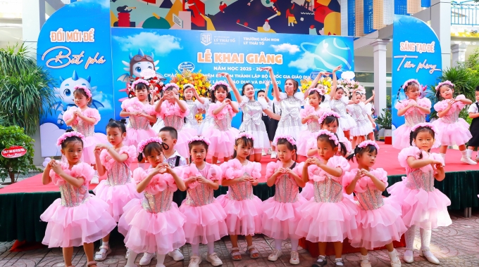 Cô trò trường Mầm non biểu diễn văn nghệ chào mừng ngày khai trường. Ảnh: Hệ thống giáo dục Lý Thái Tổ