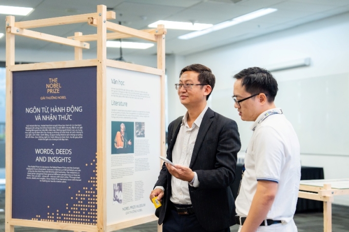 Khách tham quan tìm hiểu các nội dung trưng bày tại Triển lãm Giải thưởng Nobel do Viện Thụy Điển thực hiện. Ảnh: RMIT Việt Nam