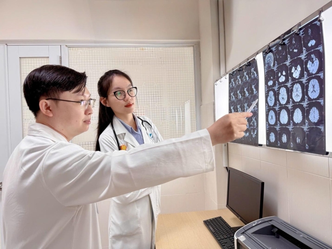 Các bác sĩ ghi nhận bệnh nhân nói đớ, liệt hoàn toàn nửa người trái. Ảnh: Hoàn Mỹ Cửu Long