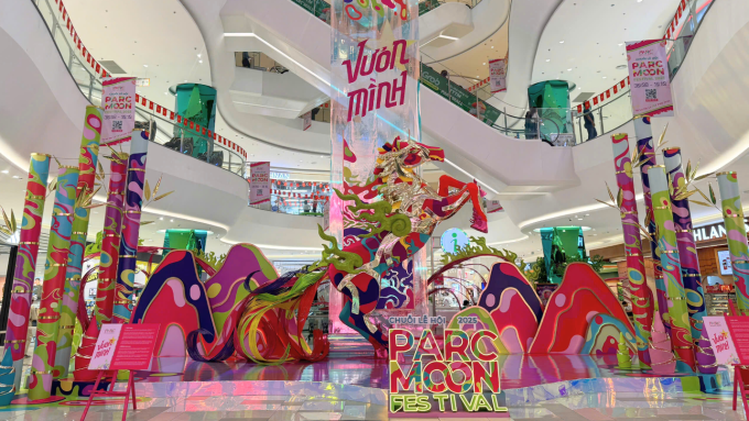 Trang trí trong lễ hội Parc Moon Festival 2025 với chủ đề Vươn Mìn lấy cảm hứng từ câu chuyện Thánh Gióng