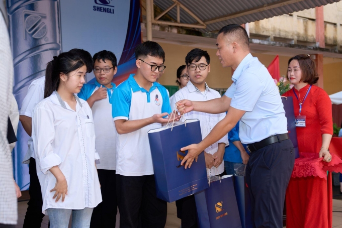 Đại diện Thép Mỹ VMS trao học bổng và quà cho học sinh. Ảnh: Thép Mỹ VMS