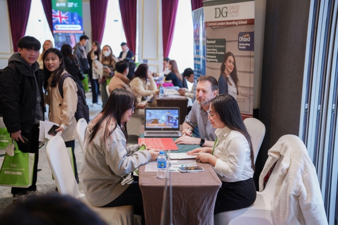 Học sinh trao đổi trực tiếp với đại diện trường và chuyên gia tư vấn từ GSE. Ảnh: GSE