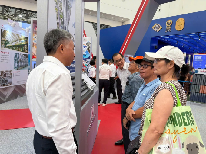 Khách tham quan triển lãm tìm hiểu về Thép Miền Nam. Ảnh: Thép Miền Nam