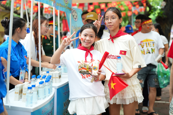Các em học sinh chụp ảnh lưu niệm sau khi nhận sữa tươi Mộc Châu Creamery. Ảnh: Mộc Châu Milk