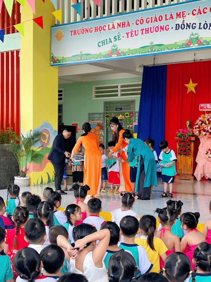 Đại diện đơn vị đến tham dự và trao quà cho các em học sinh ở trường tiểu học Tân Hà ngày 5/9. Ảnh: Tiệm lẩu Cù Lao