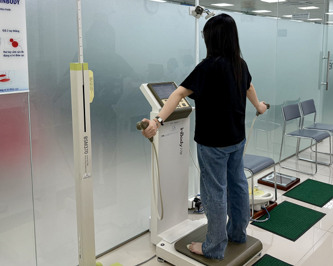 Trẻ đo thành phần cơ thể bằng máy InBody 770 khi khám dinh dưỡng để xác định thiếu chất. Ảnh minh họa: Bệnh viện Đa khoa Tâm Anh