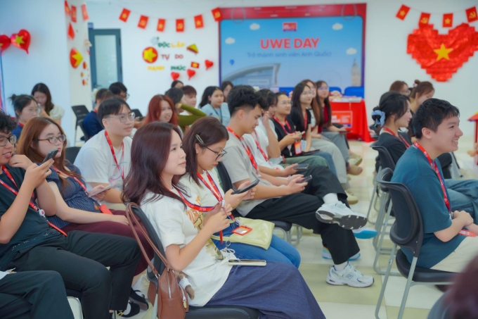 Sinh viên tham gia hoạt động nâng cao tinh thần xây dựng thương hiệu cá nhân bền vững. Ảnh: UWE Bristol Việt Nam